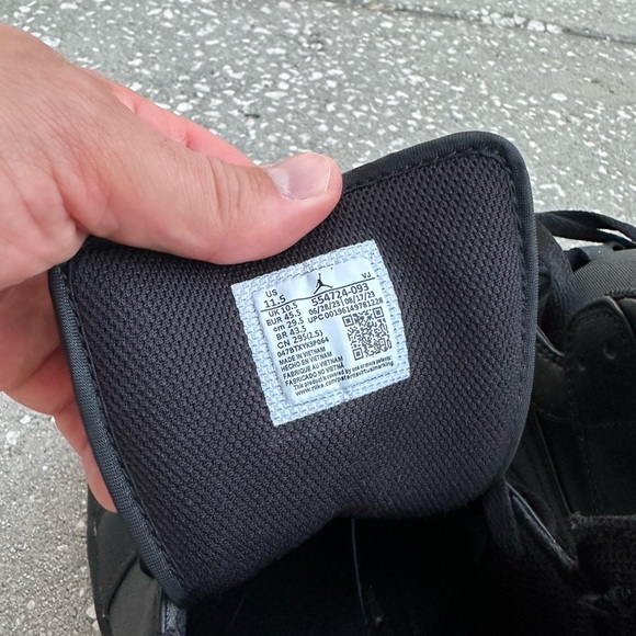 Nike Air Jordan 1 Mid Black Size 11.5 Men’s - Picture 3 of 5